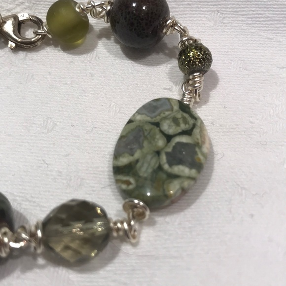 Artisan Glass and stone bead bracelet in green - Picture 3 of 9
